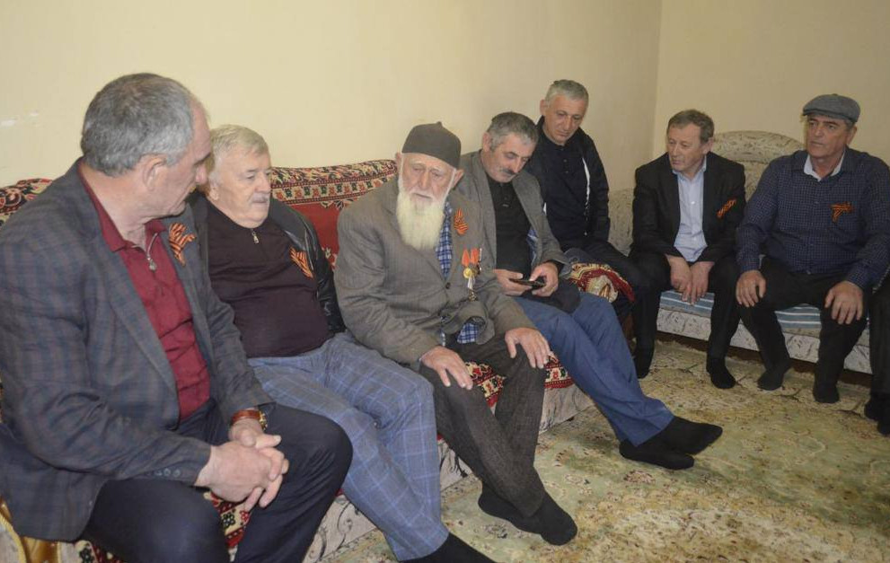 В канун праздника Дня Победы -9 мая Директор и работники ГБУ РД ЦСОН в МО «Гумбетовский район» вместе с главой района Галипом Галиповым и с представителями других организаций,посетили на дому труженика тыла Ухумасултанова Сайгидина.