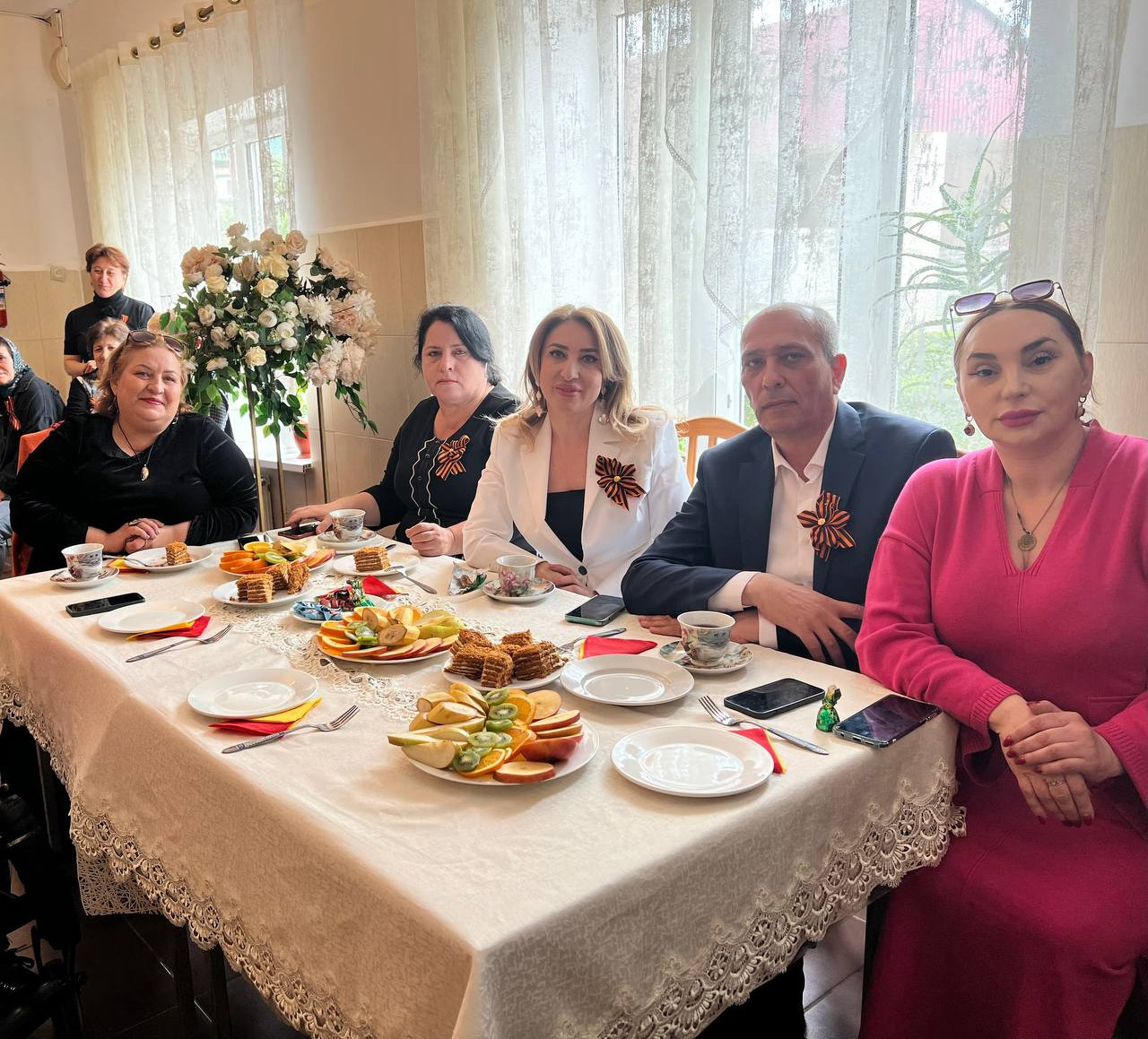 4 мая работники КЦСОН под руководством и.о. директора Теймура Саругланова поздравили с 78-й годовщиной Победы в Великой Отечественной войне престарелых и инвалидов Дома-интерната «Дербент».