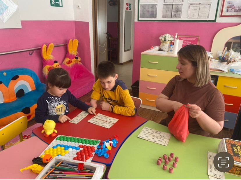 Трудовые будни отделения социального обслуживания детей и семей с детьми в полустационарной форме .