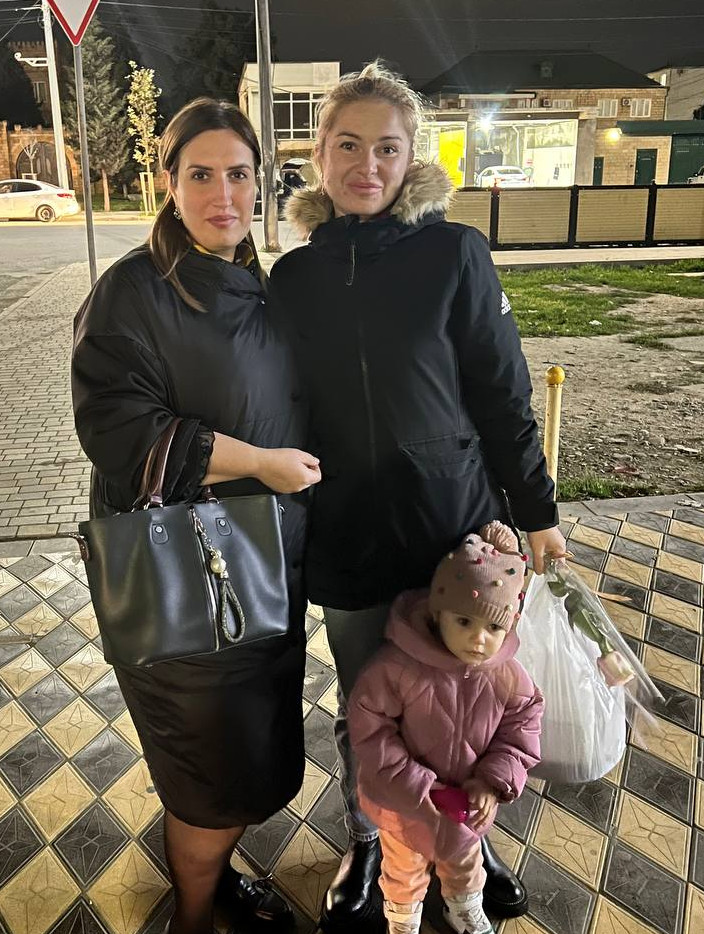 Поздравление на дому беженцев с Днем матери