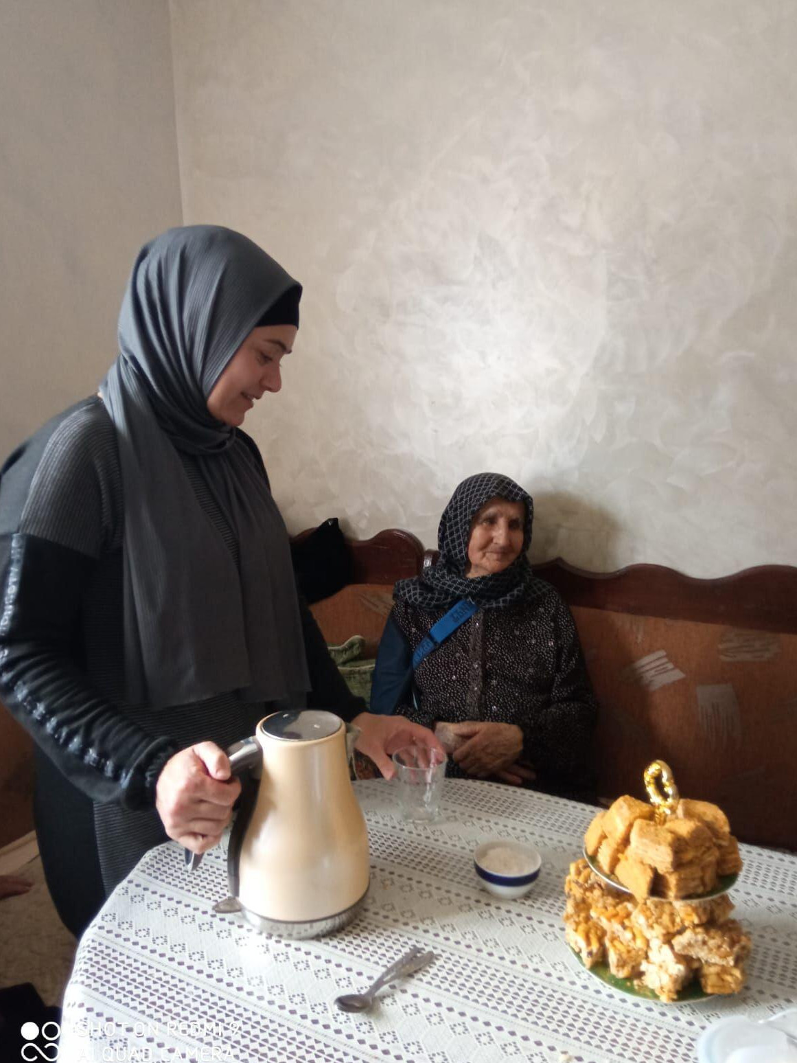 Социальный работник отделения социального обслуживания на дому Центра социального обслуживания населения Цунтинского района Рамаева Патимат Магомедовна из селения Генух оказывает социально-бытовые услуги своему подопечному.