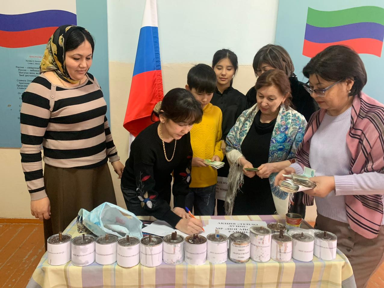 Работники ГБУ РД КЦСОН в МО"Ногайский район" в акции " Тепло души".