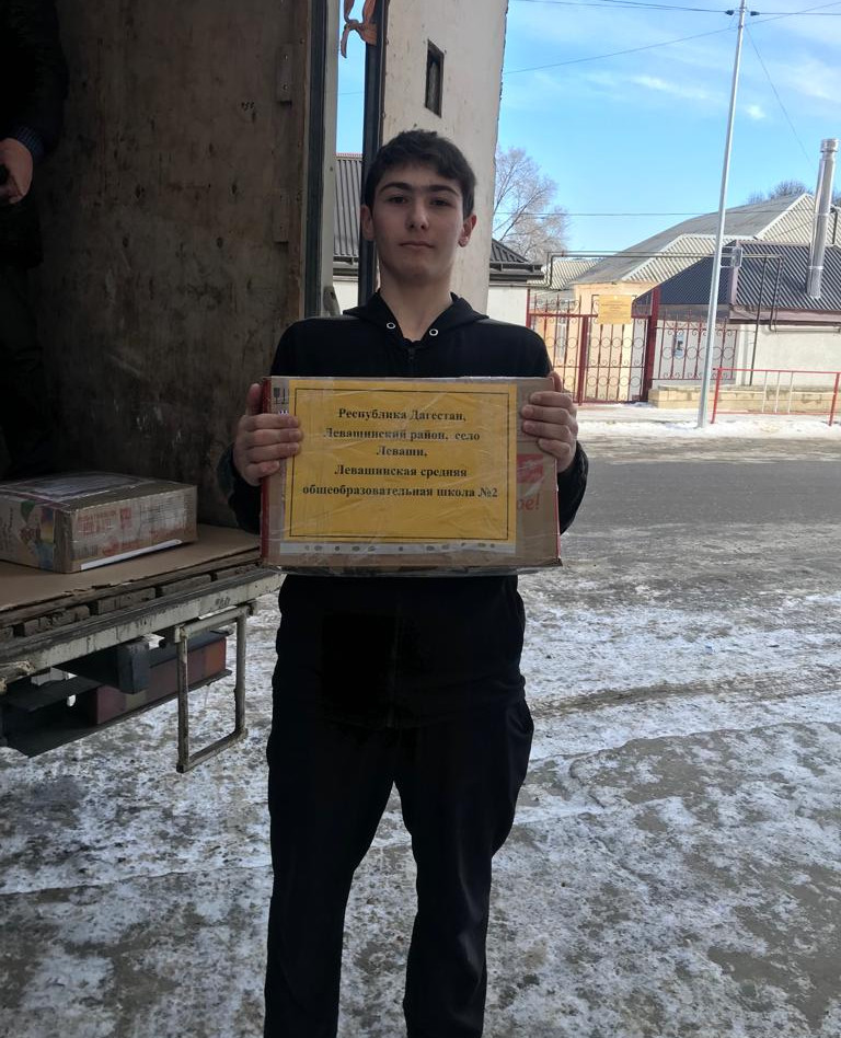 Волонтеры добровольцы , ученики ЛСОШ#2 помогли загрузить гуманитарную помощь участникам СВО. Так же дети дневного пребывания нарисовали рисунки с пожеланиями для солдат.