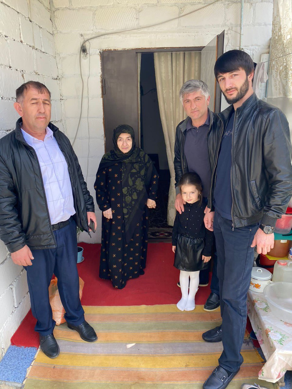 начальник отдела ветеранов ГКУ РД УСЗН в МО "Акушинский район" З.А. Зайпадинов , посетили  вдов участников ВОВ