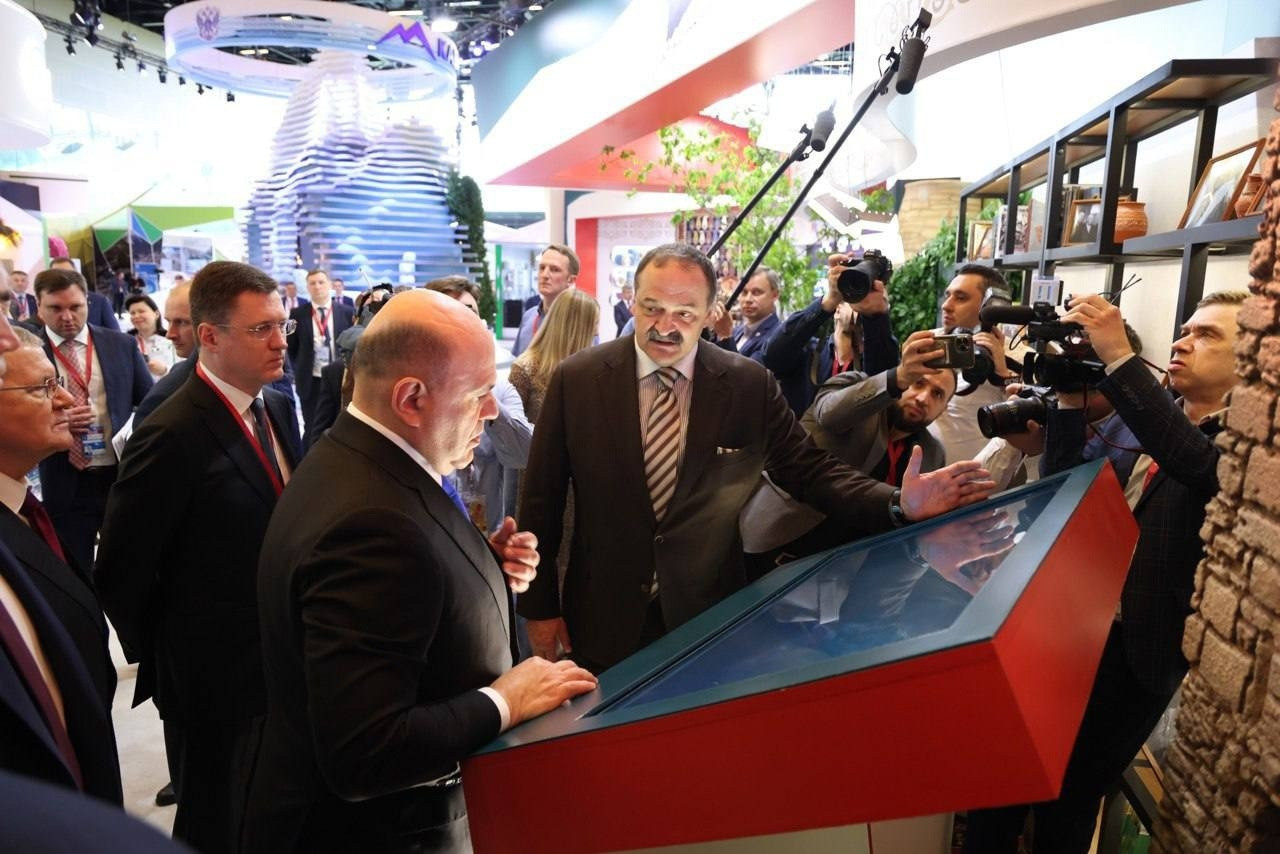 Сергей Меликов ознакомил председателя правительства РФ с развитием каспийского кластера, включающего в себя различные туристические проекты