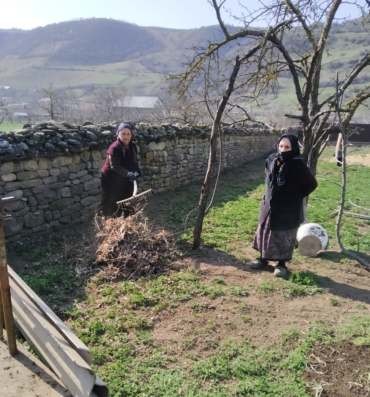 Соц.работница провела субботник у своей подопечной