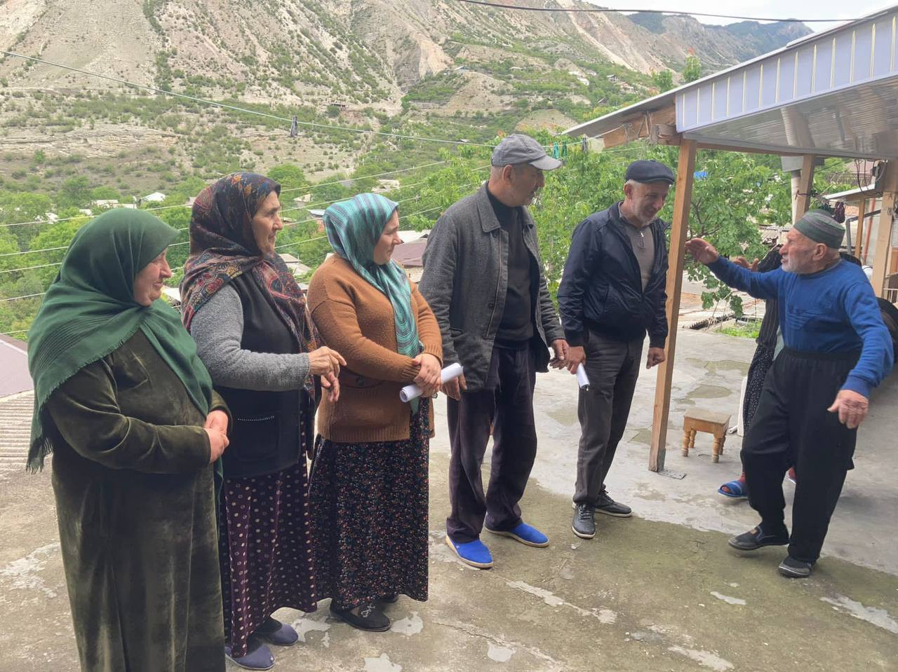 Провели подворный обход получателей социальных услуг и провели опрос о качестве предоставляемых услуг и графика посещений.