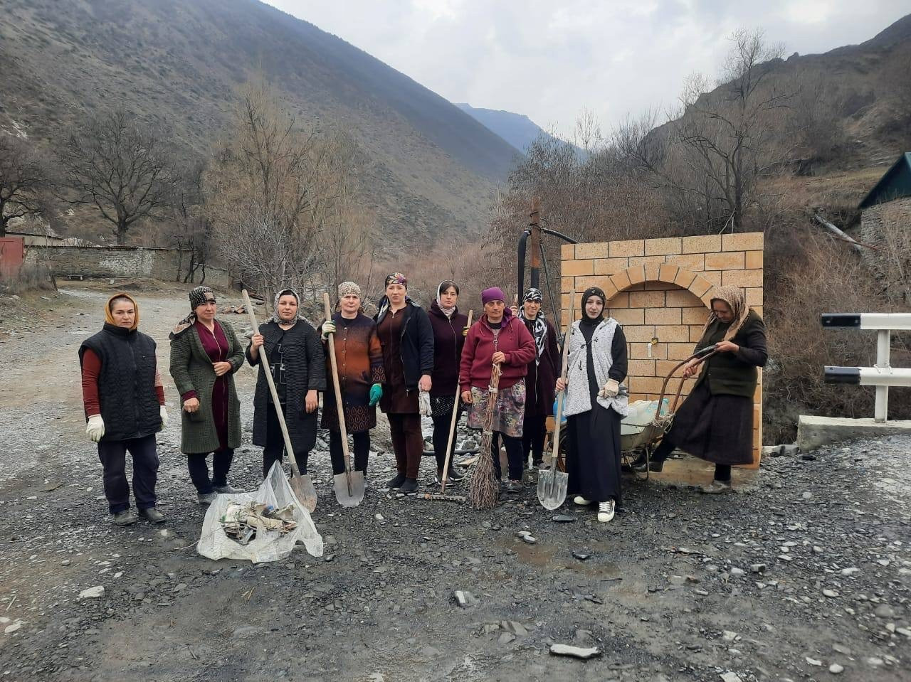 Социальные работники ГБУ РД ЦСОН в МО «Рутульский район» селения Хлют Рутульского района присоединились к общереспубликанскому субботнику, расчистили улицы села и территорию вдоль реки от мусора. Спасибо вам за оказанную поддержку и помощь селу.