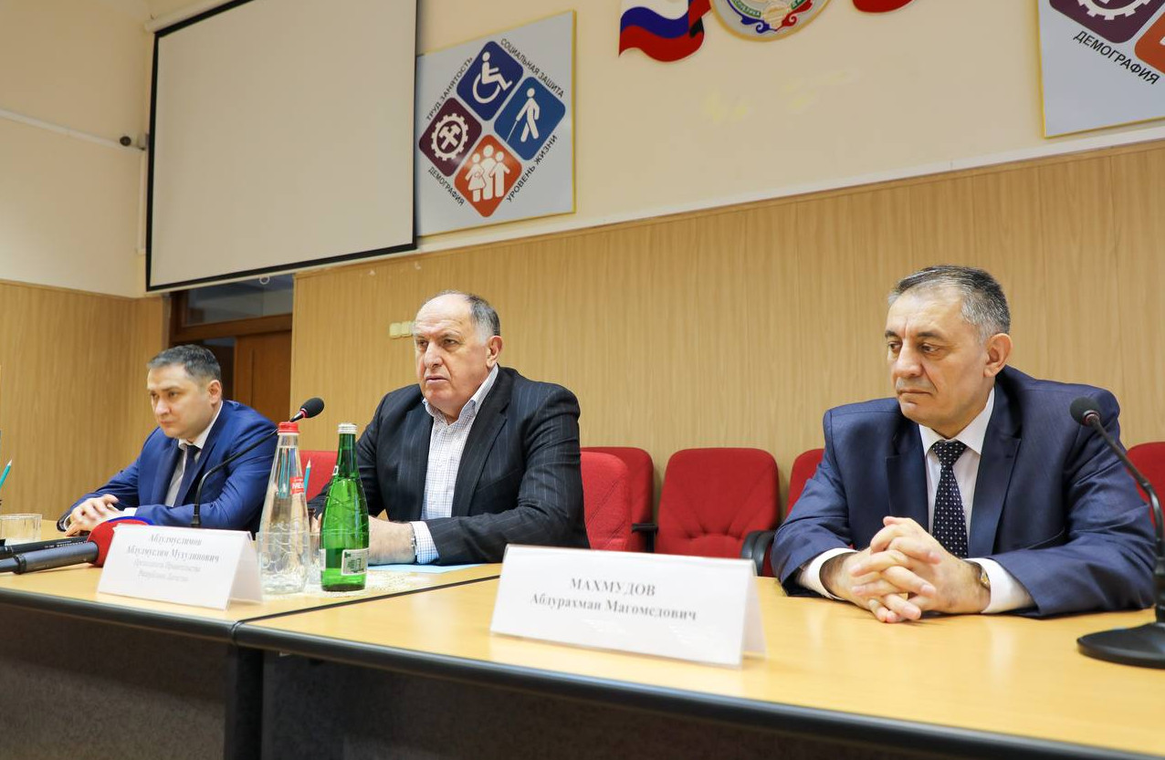 Представили коллективу Митруда РД нового министра - Мурада Казиева