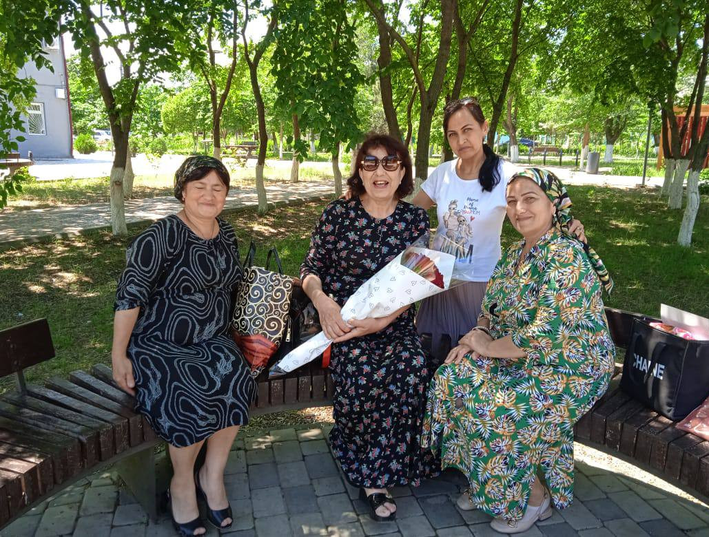 Социальные работники 2-го отделения граждан пожилого возраста и инвалидов на дому поздравили бывших своих коллег - социальных работников ушедших на заслуженный отдых С Днём социального работника