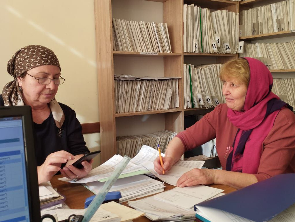 Помощь в быту, а также моральная и правовая поддержка получателей социальных услуг.