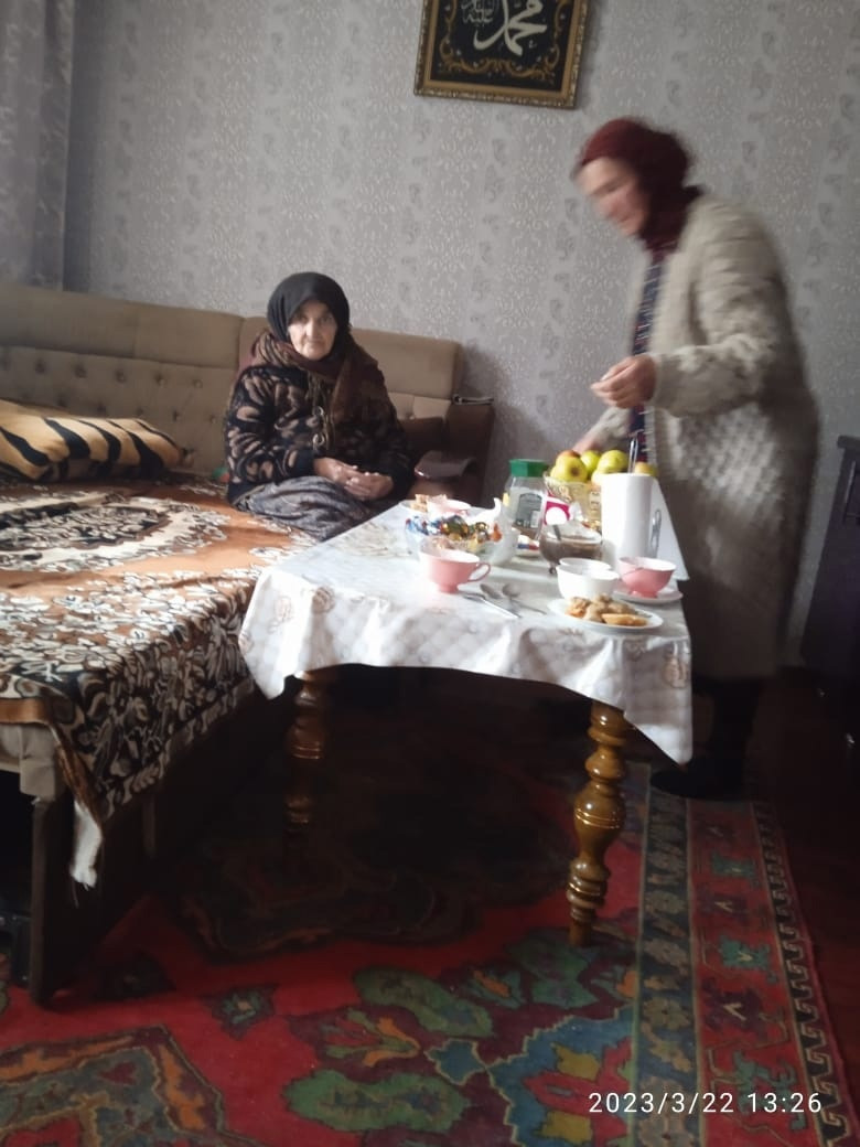 Социальная работница ГБУ РД КЦСОН в МО "Агульский район " селения Рича Насруллаева Тамамат оказывает услуги своим подопечным.