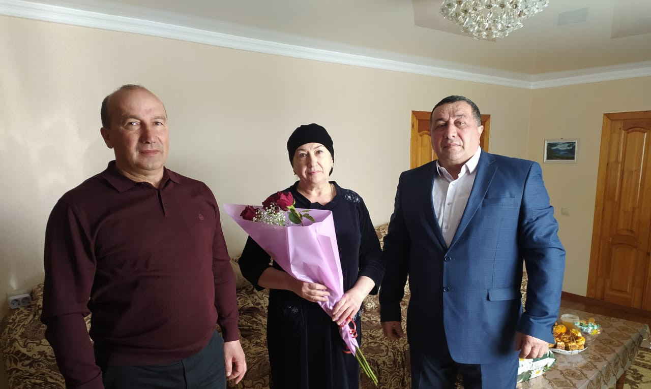 В Сулейман-Стальском районе в Международный женский день навестили матерей погибших в зоне СВО военнослужащих