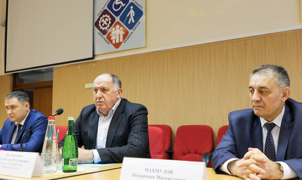 АБДУЛМУСЛИМОВ АБДУЛМУСЛИМ ПРЕДСТАВИЛ КОЛЛЕКТИВУ МИНТРУДА РД НОВОГО МИНИСТРА-МУРАДА КАЗИЕВА