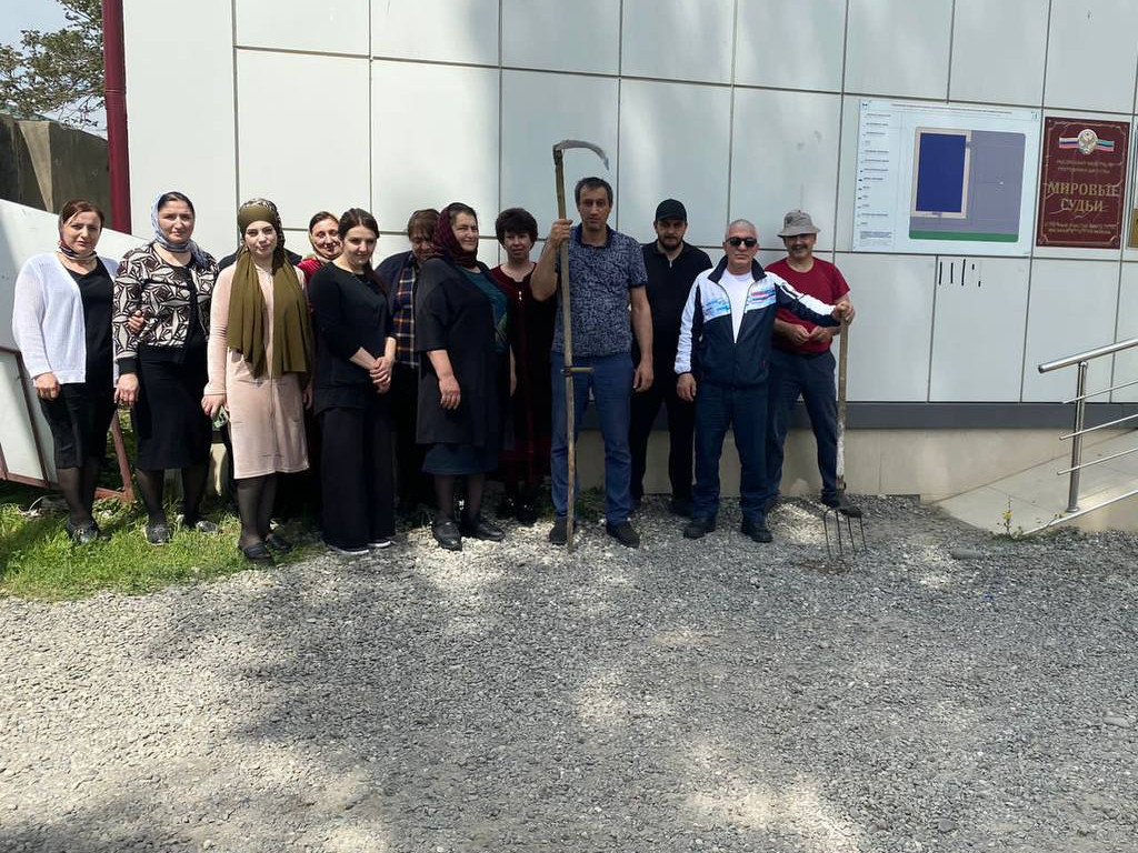 Коллектив ГКУ РД УСЗН в МО "Магарамкентский район принял участие в общереспубликанском субботнике