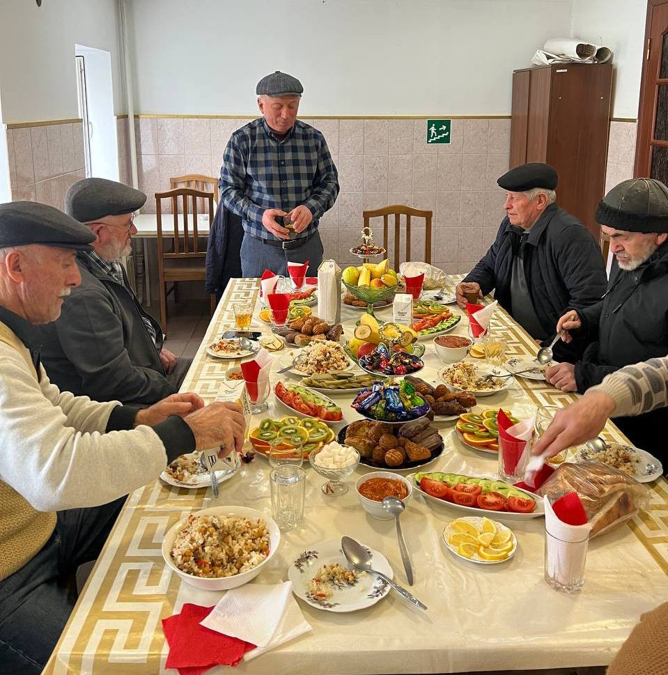 Заведующая и специалисты ОДПГПВиИ в преддверии мужского праздника за  накрытым столом поздравили получателей социальных услуг | Министерство  труда и социального развития Республики Дагестан