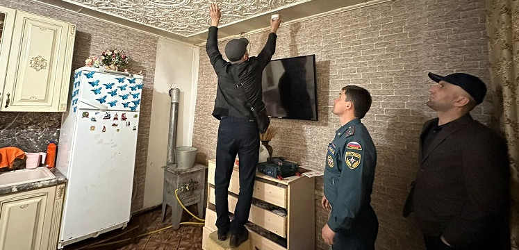 Представители  КЦСОН Минтруда РД в Кизилюрте помогли работникам МЧС в установке автономных пожарных извещателей  в жилых домах