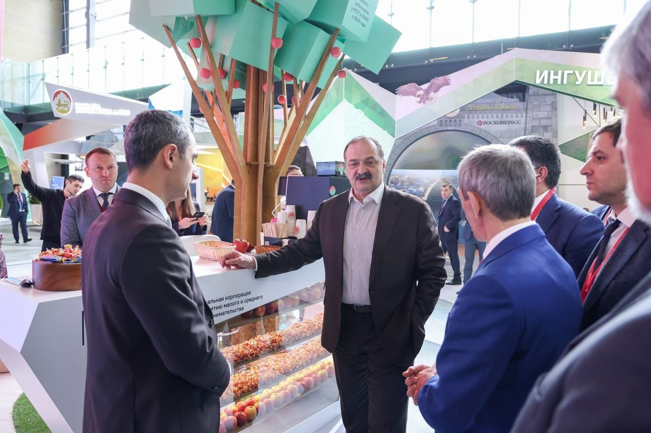 Сергей Меликов встретился с генеральным директором Корпорации МСП Александром Исаевичем на площадке Кавказской инвестиционной выставки