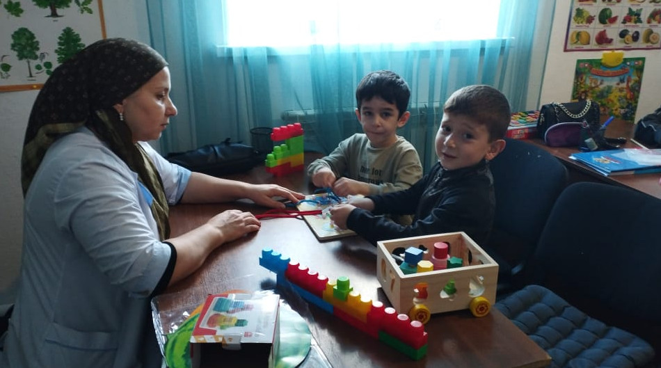 Воспитатель Габиллаева У.Б. проводит занятие на тему: "Шнуровка"