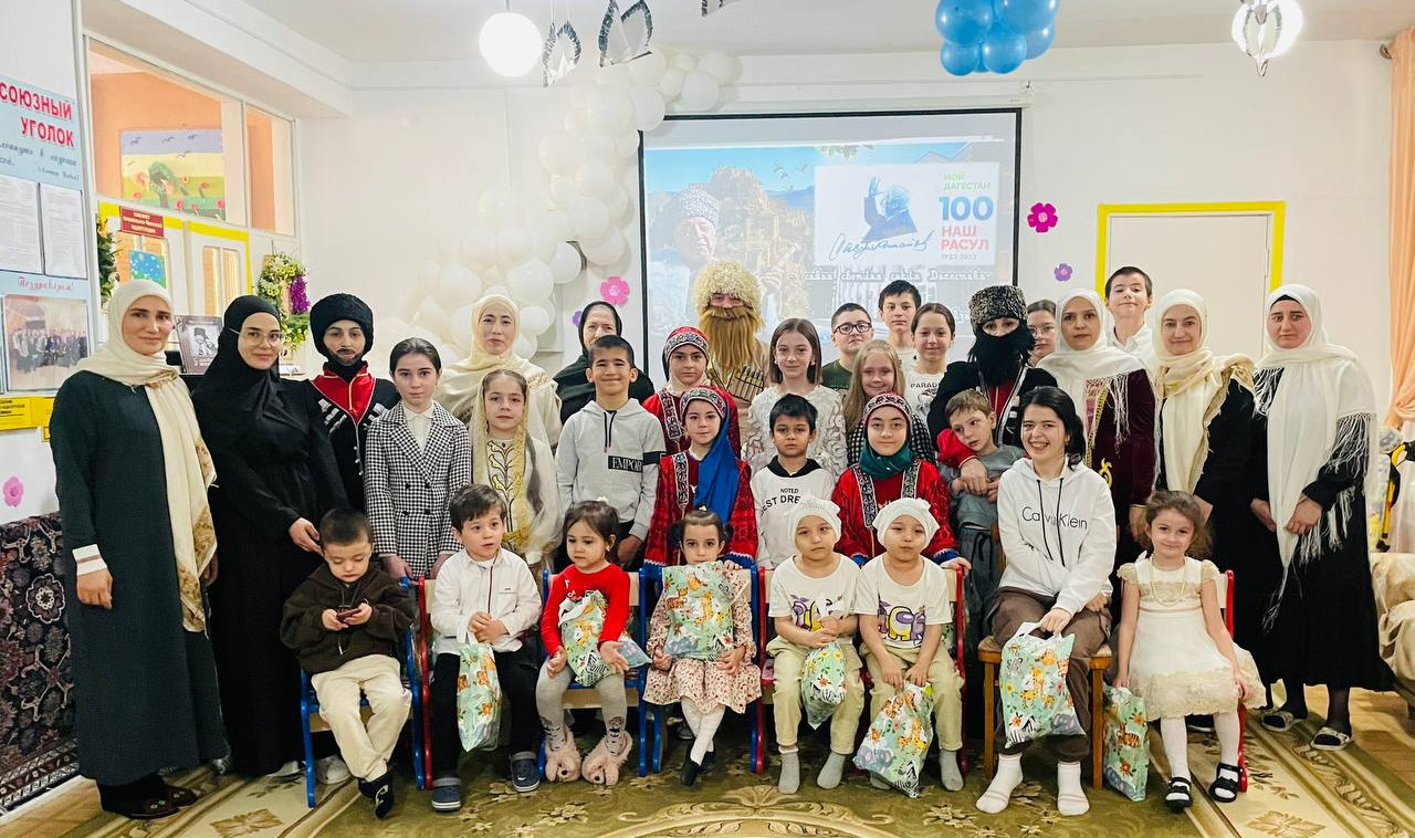 Коллектив Хасавюртовского Реабилитационного центра для детей и подростков провел литературный вечер, посвященный празднованию 100-летия со дня рождения Расула Гамзатова