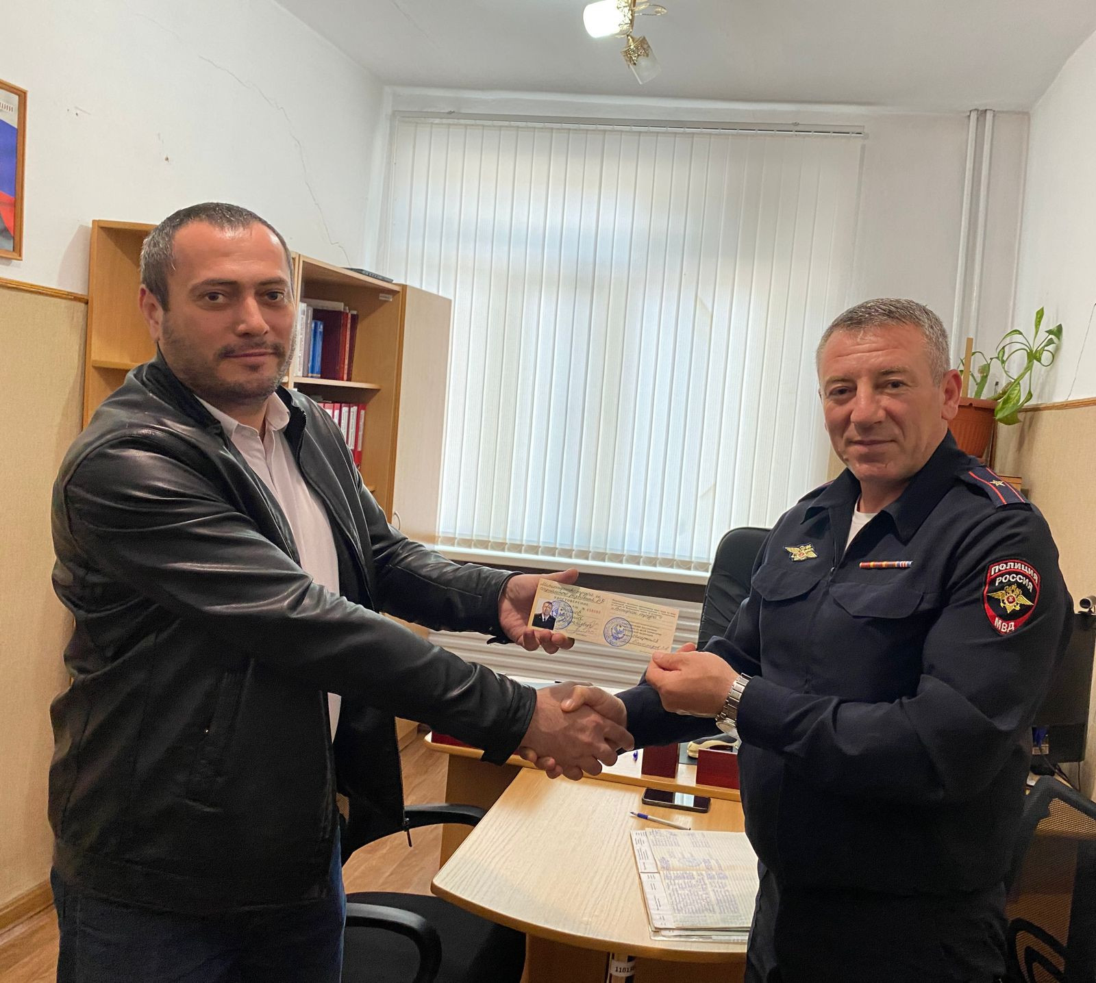 Вручение удостоверение  ветерана труда