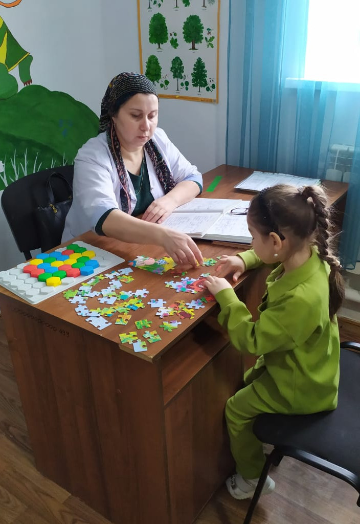 Воспитатель реабилитационного центра Габиллаева У.Б. провела занятие на тему: "Соберем пазл"