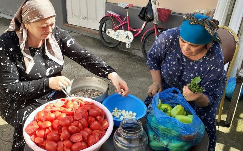 Соцработник при исполнении должностных обязанностей.