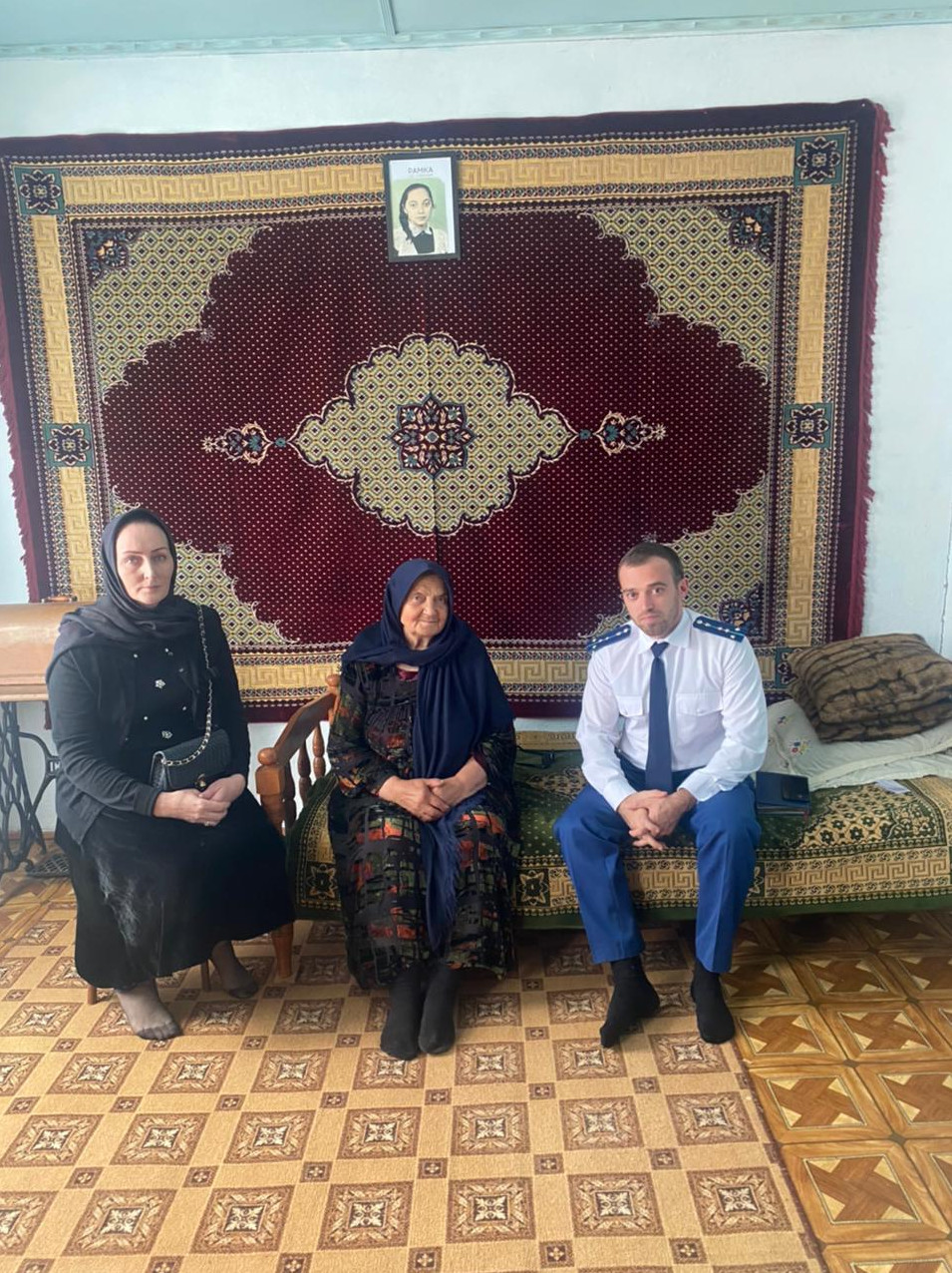 27.09.2022г. старший помощник прокурора района вместе с заведующей на дому ГБУ РД КЦСОН в МО «Левашинский район» посетили инвалида 1 группы Дибирову Айшат Исакилаевну и маломобильного гражданина Хаписову Аминат Гаджиевну.
