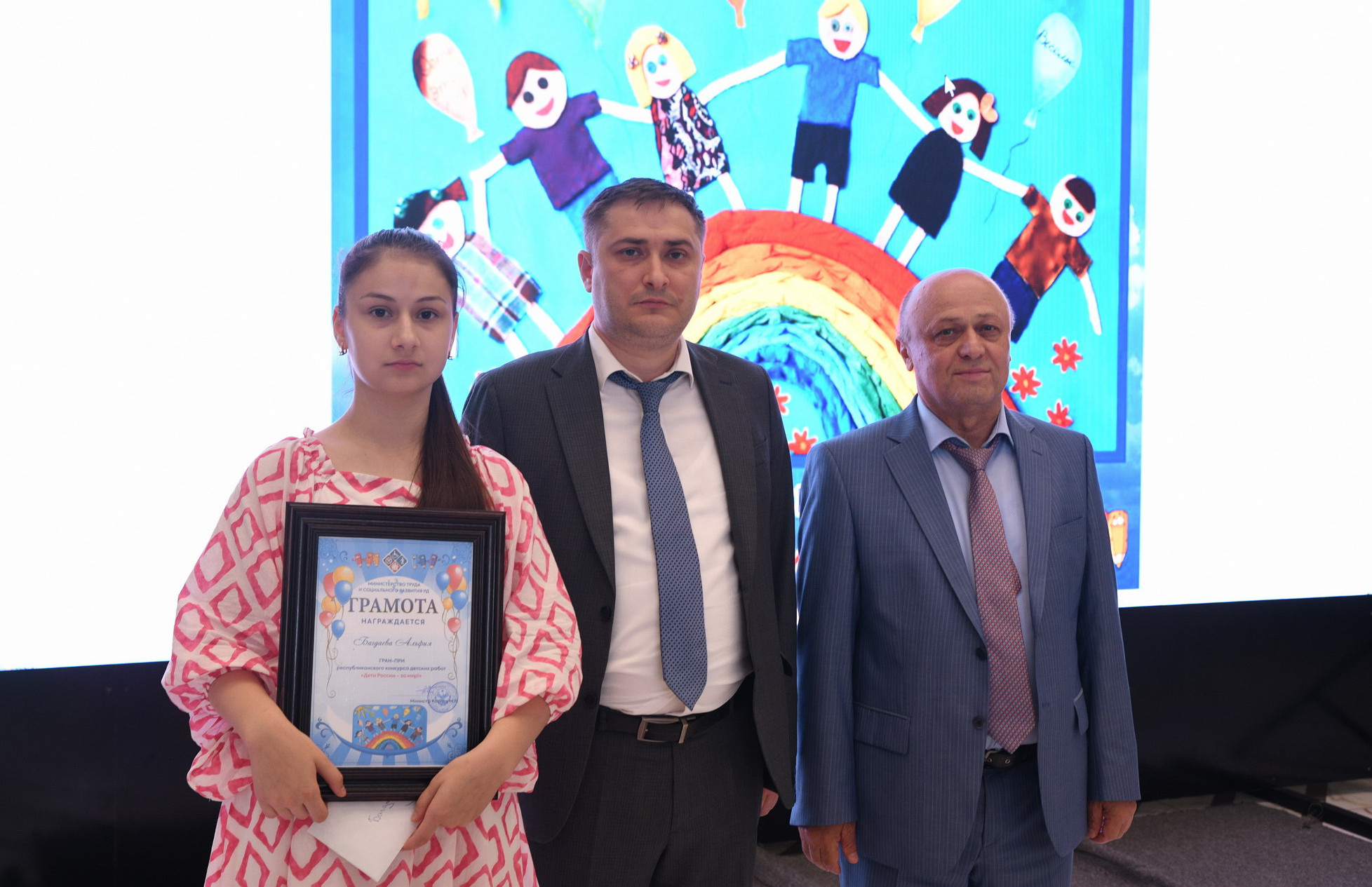 Сегодня, 25 мая, в Историческом парке «Россия – Моя история» состоялась торжественная церемония награждения победителей и призеров конкурса детских творческих работ «Дети России – за мир!»