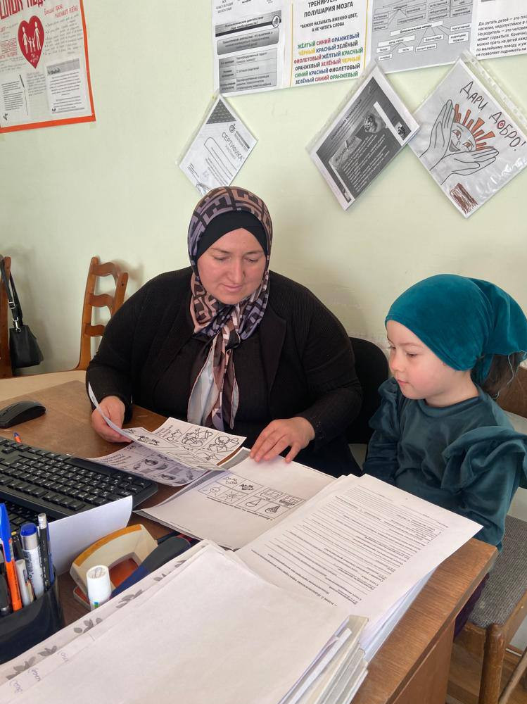 Психолог отделения семьи и семей с детьми проводит занятия с детьми мобилизованного.