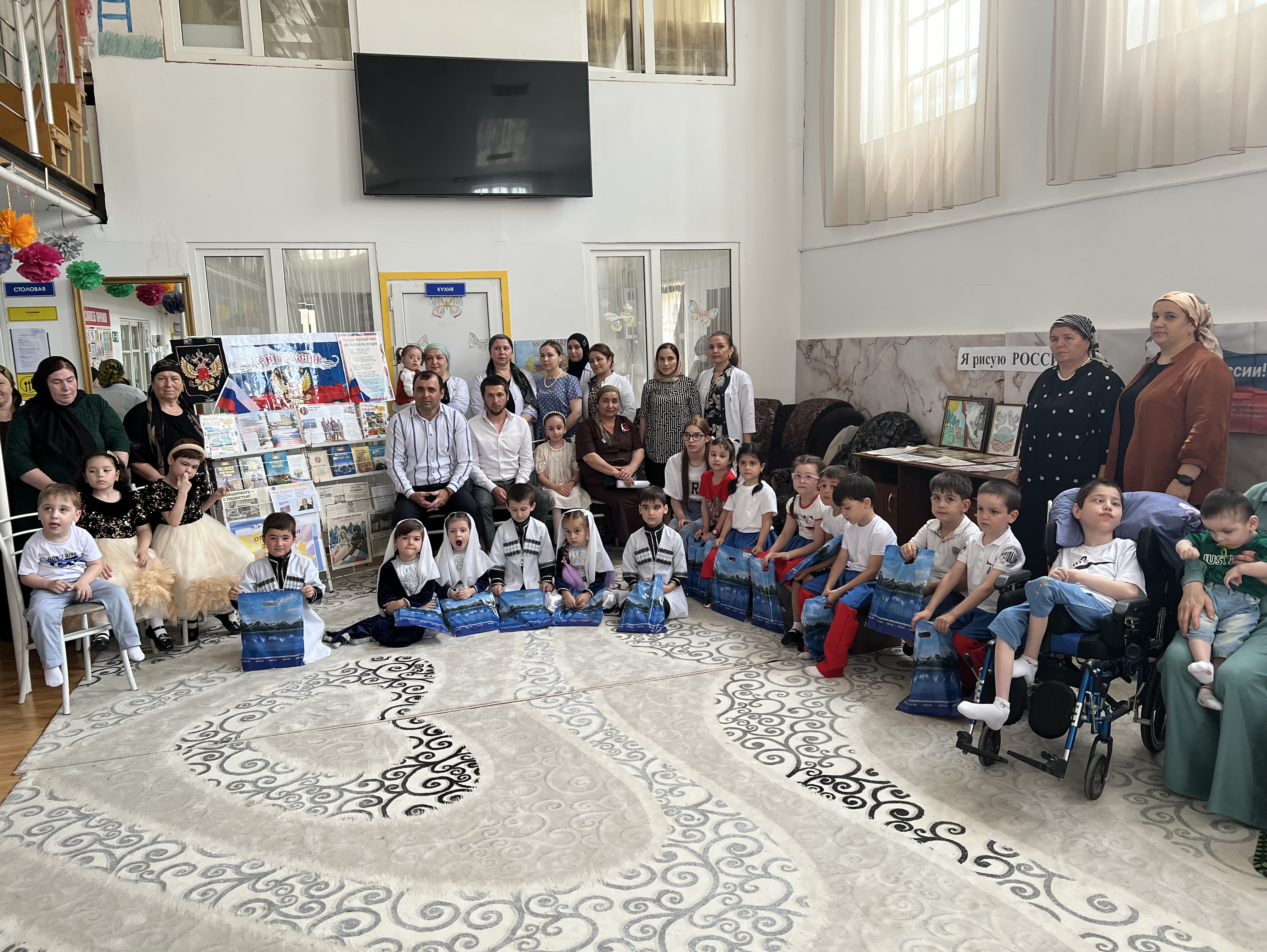 Сегодня в Реабилитационном центре для детей и подростков с ограниченными возможностями здоровья провели мероприятие, посвященное ко Дню России.