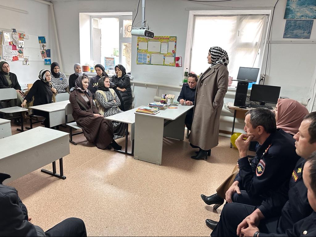 В школах продолжаются родительские собрания с участием специалистов отделения социального обслуживания детей и семей с детьми