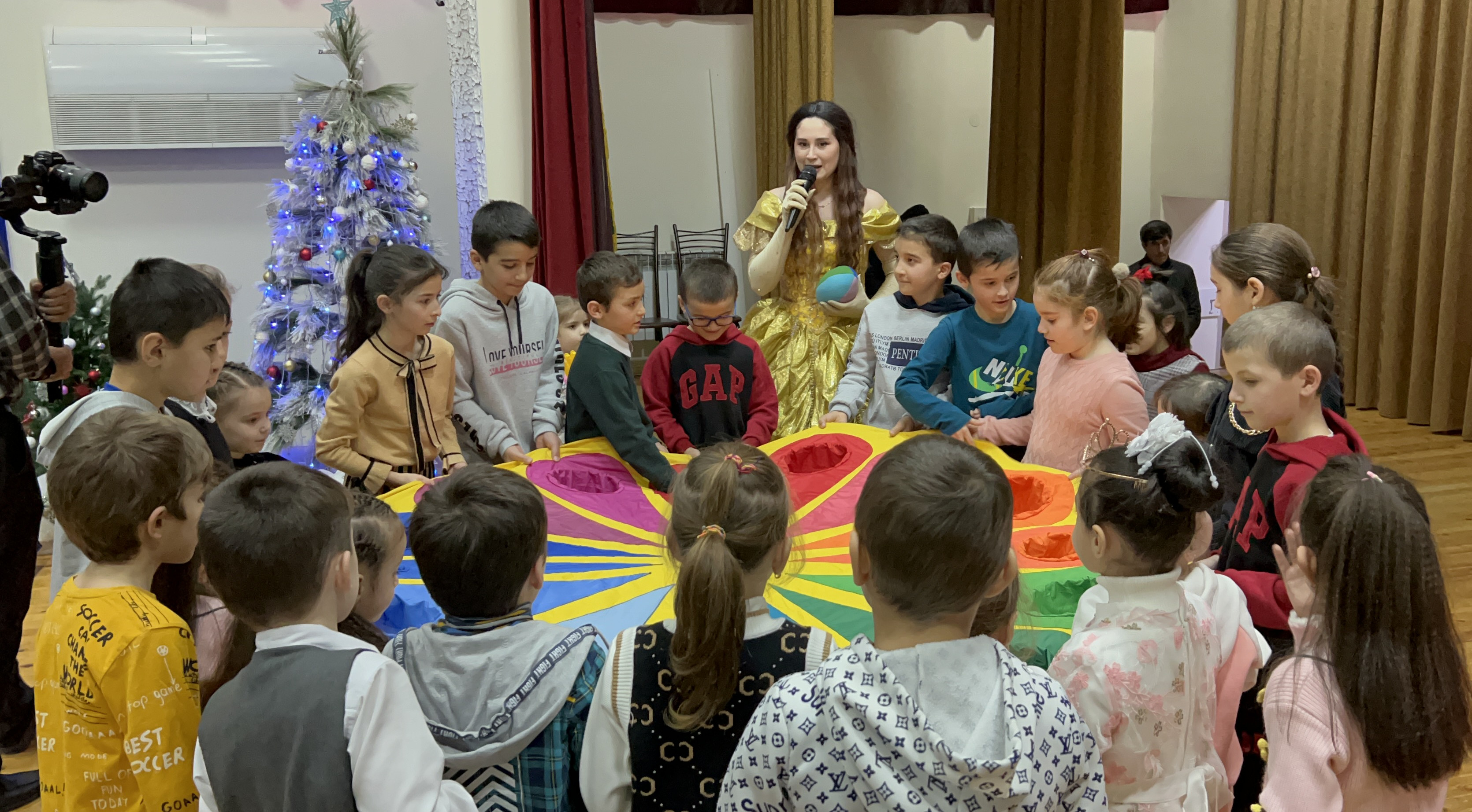 Комплексный центр социального обслуживания Министерства труда в Хасавюртовском районе пригласил на праздник Нового года 120 детей