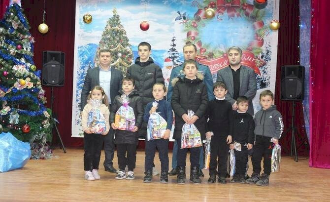 Представители МЧС и Минтруда вручили новогодние подарки детям мобилизованных военнослужащих Хивского района