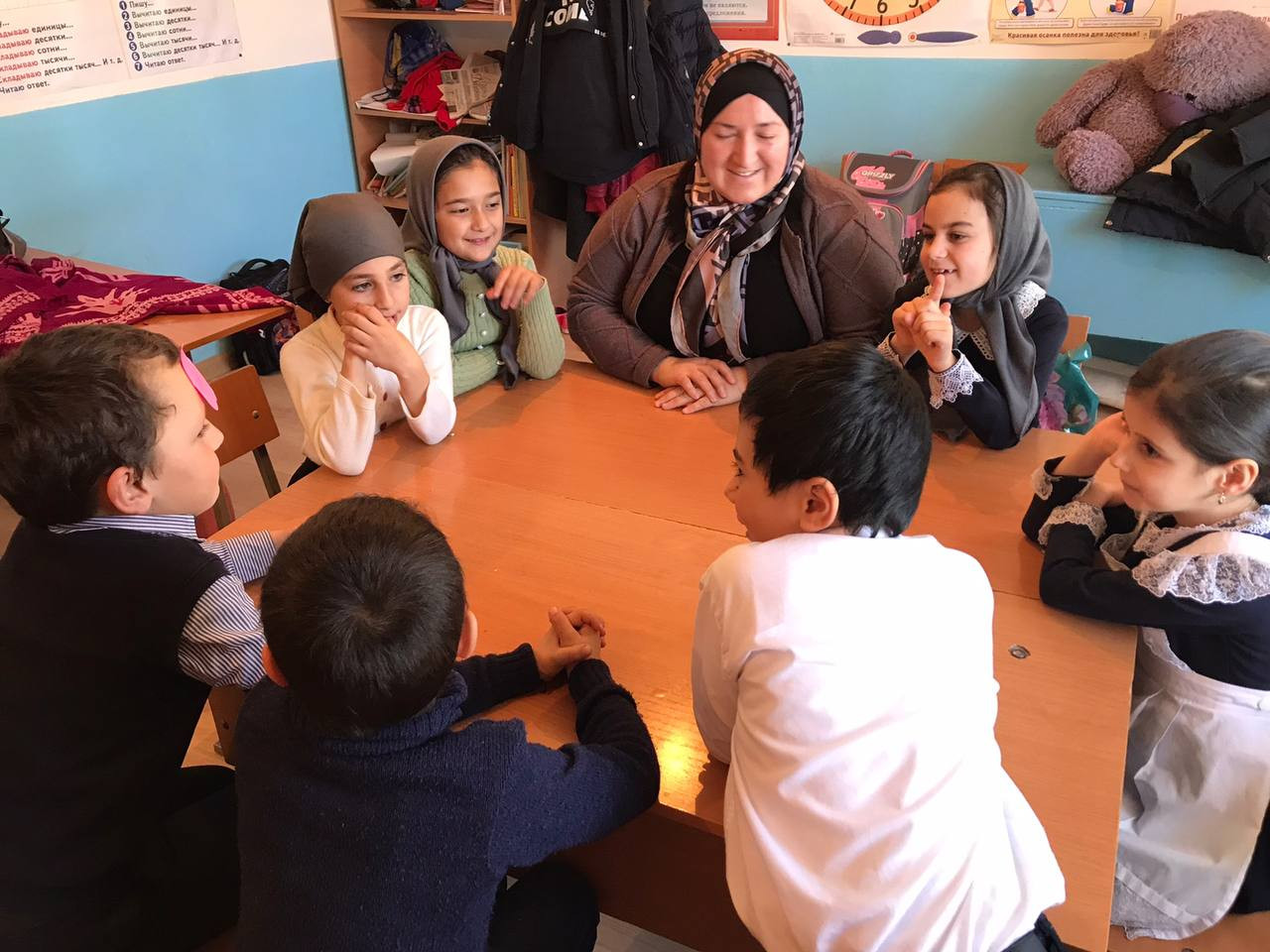 Психолог проводит занятия с учащимися основной общеобразовательной школы, с применением различных предметов, на развитие мелкой моторики, концентрацию внимания, памяти и усидчивости.