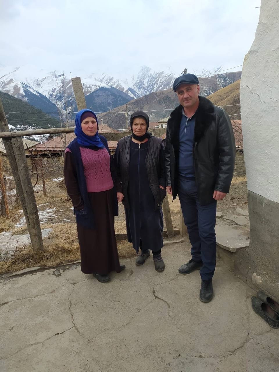 Директор центра Османов Амрах Н. с заведующим отделением на дому граждан и инвалидов, Баловым М.Б., на подворном обходе в с. Верхний и Нижний Катрух