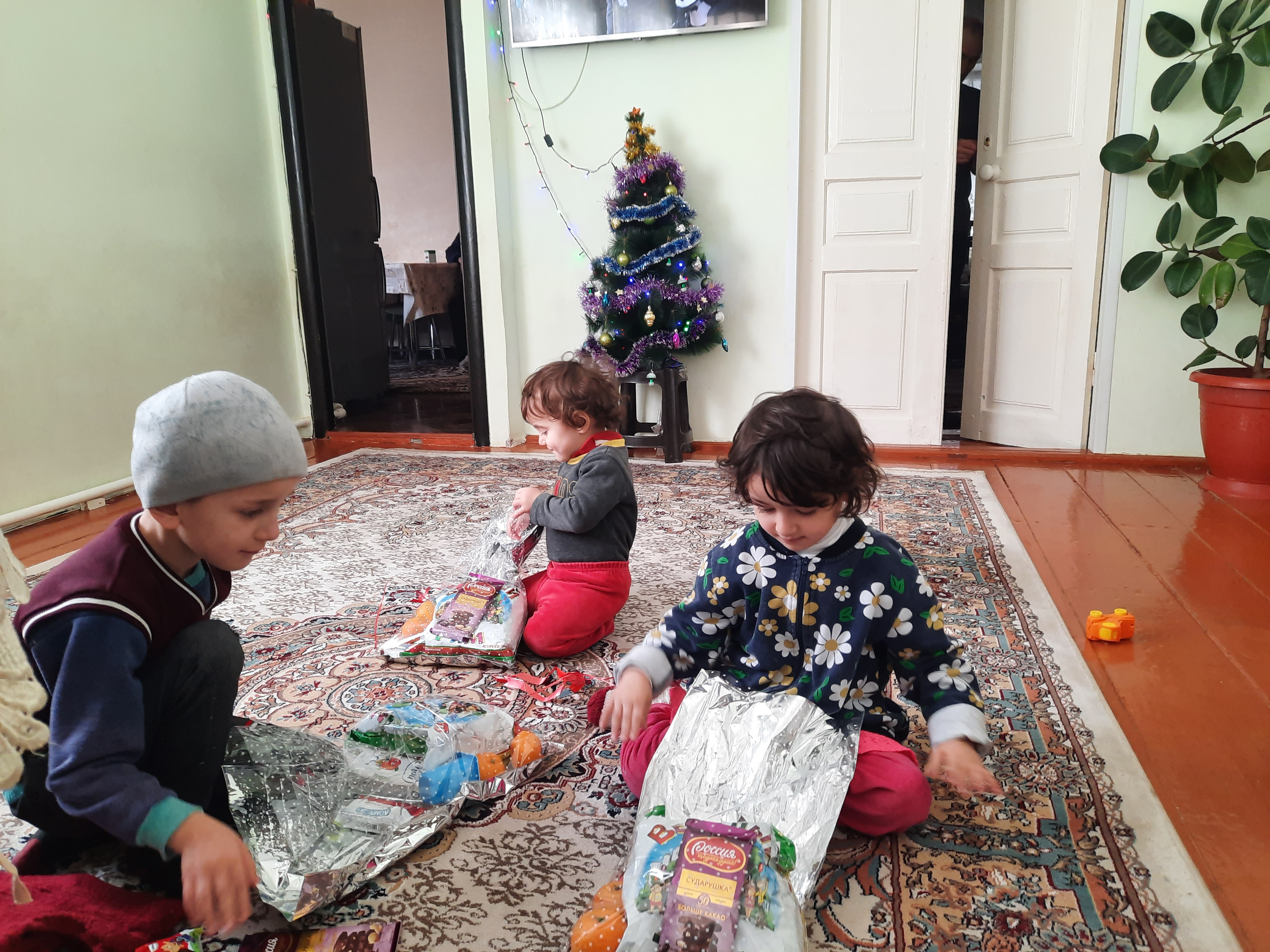 Специалист по работе с семьей Алиева Намира Абдурахмановна поздравила своих подопечных детей с наступающим Новым годом