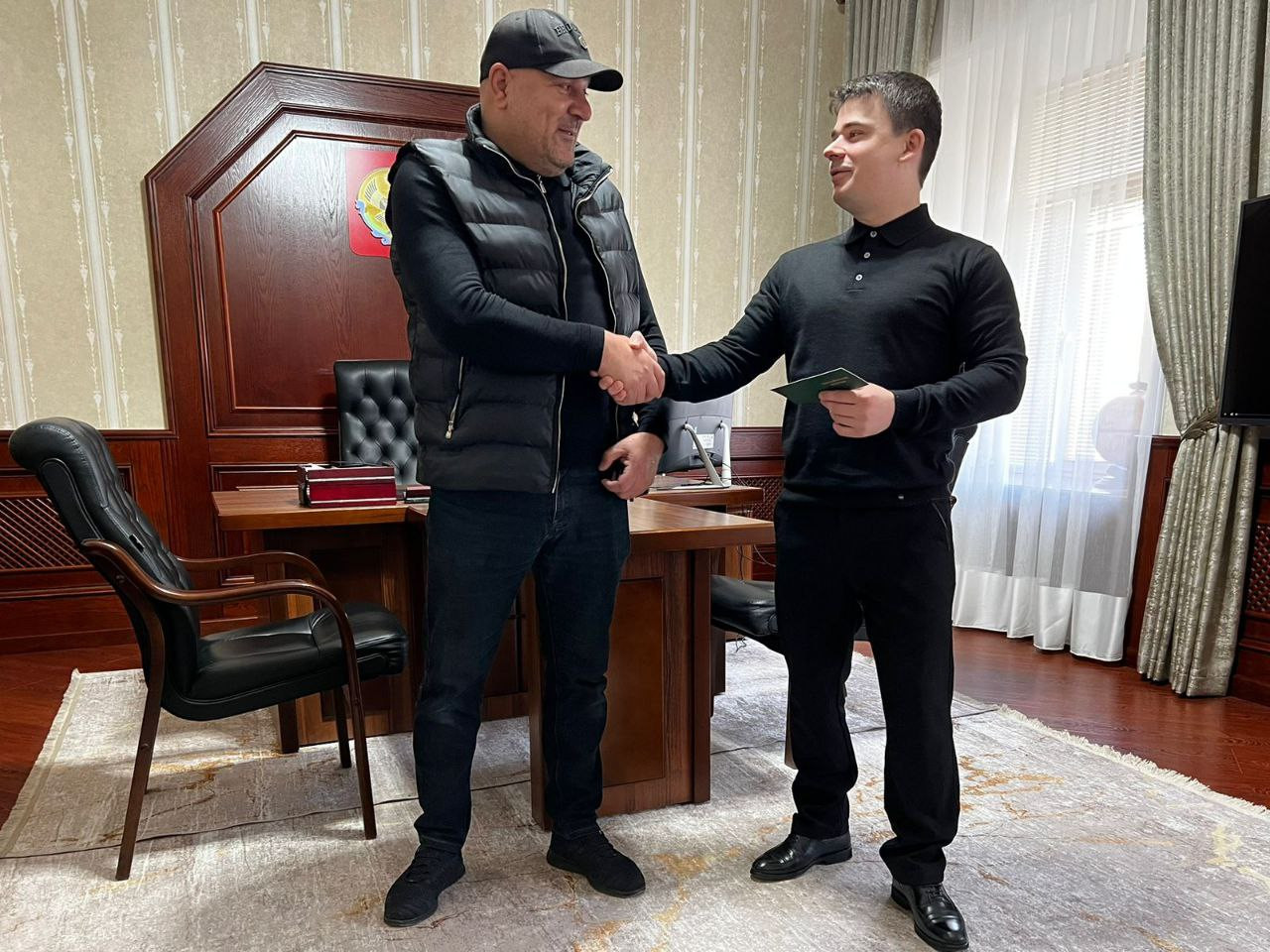 Вручение удостоверения "Ветеран труда"