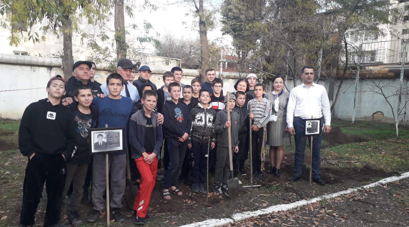 Сотрудники  Управления Росгвардии по РД  высадили деревья на территории ГКУ РД СРЦН (г. Махачкала)