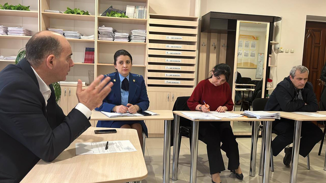 Выездное заседание комиссии по делам несовершеннолетних и защите их прав при администрации г. Дербента в СОШ №12.