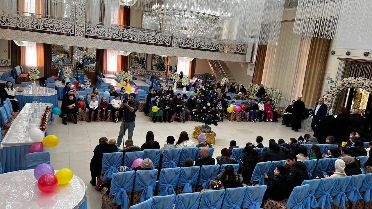 Подведомственные учреждения Минтруда Дагестана поздравили около 5 тысяч детей из семей погибших военнослужащих, мобилизованных граждан, добровольцев и детей из малоимущих и многодетных семей.