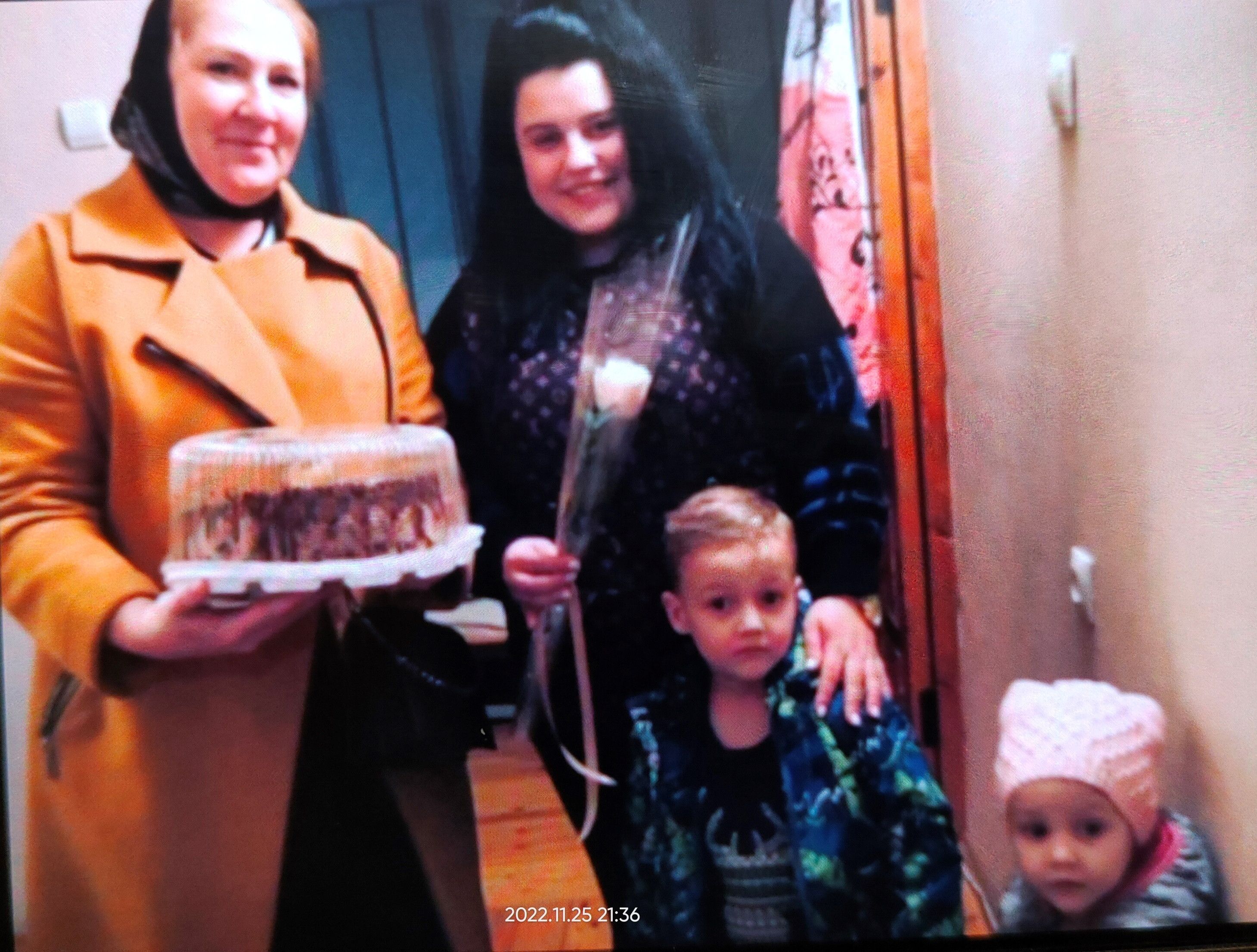 В Дербенте социальные работники поздравили женщин, прибывших из Донбасса, с наступающим Днем матери