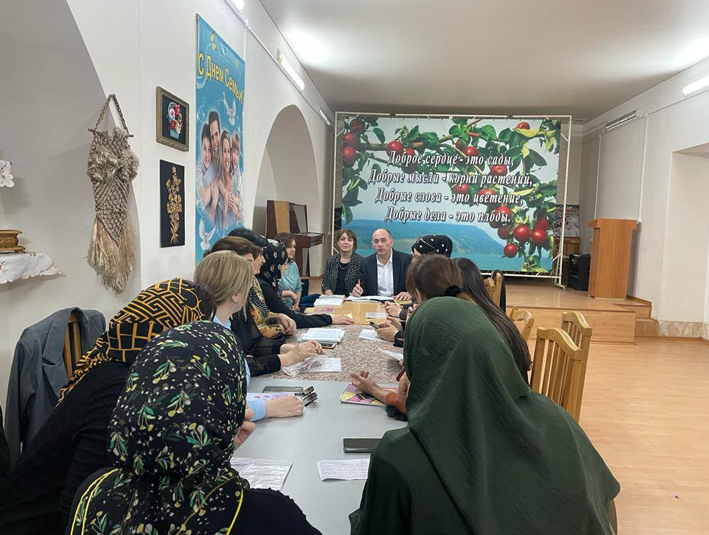 10 мая заместитель директора Касумов Э.Б. провел очередной еженедельный инструктаж по антитеррористической безопасности с работниками Центра.