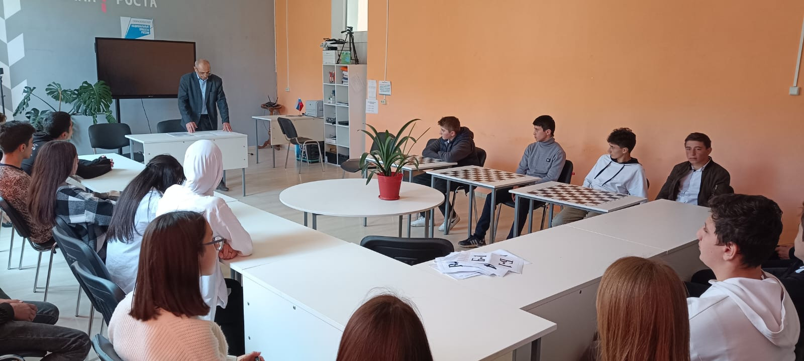 Для 22 школьников выпускных классов Хивской СОШ им. М.Шамхалова работники ЦЗН Минтруда РД организовали мероприятие по профессиональной ориентации учащихся «Моя профессия – мое будущее»