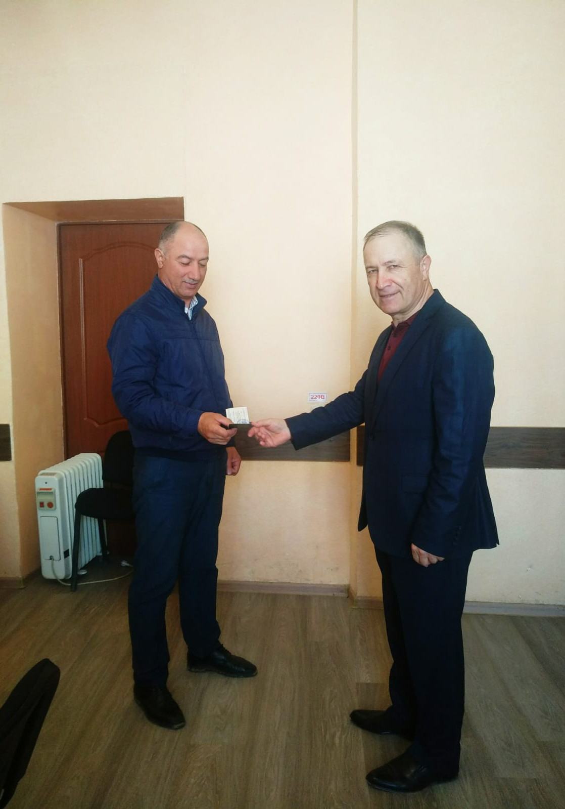 Вручение удостоверения ветеранов труда.