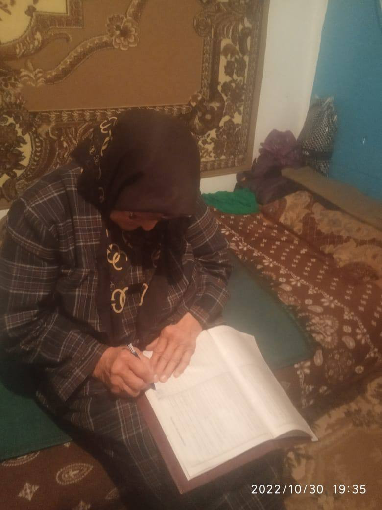 Подписывает журнал об оказании ей социальных услуг.