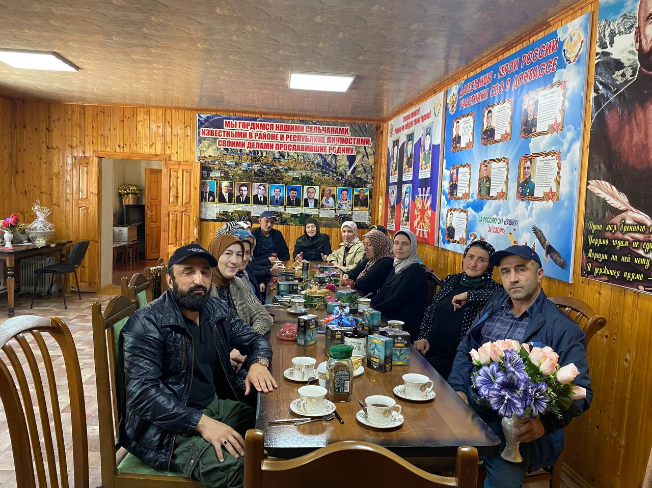 Азра Рурухмаева пригласив коллектив ЦСОН в КДЦ сел. Мехельта поздравила с их профессиональным праздником «День социального работника»