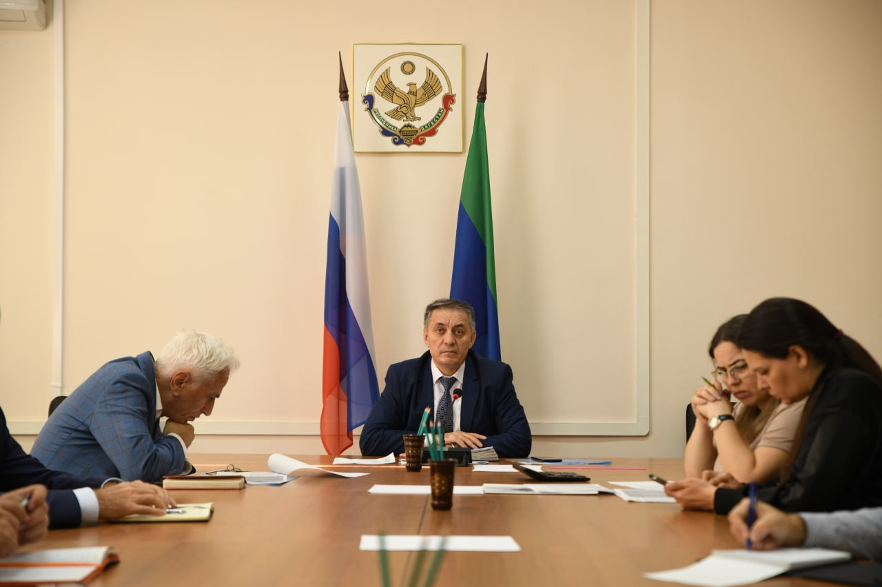 В Министерстве труда и социального развития Республики Дагестан под руководством Абдурахмана Махмудова прошло совещание по вопросам реализации проекта «Социальный контракт».