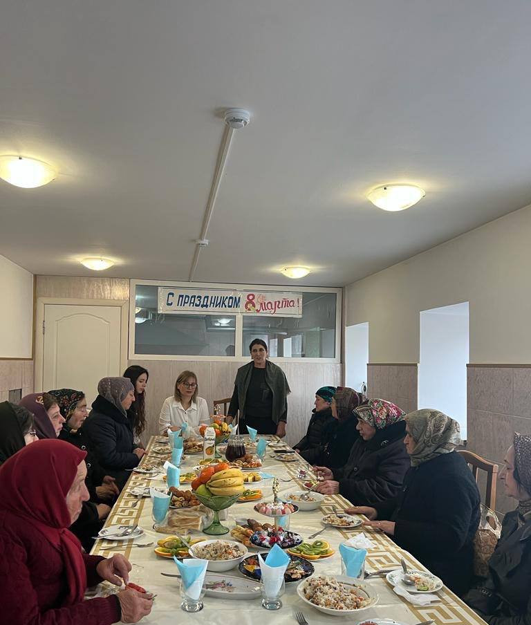 Директор ГБУ РД КЦСОН в МО «Ахтынский район», зав. ОДПГПВиИ  и специалисты от всего сердца поздравили подопечных отделения с 8 марта