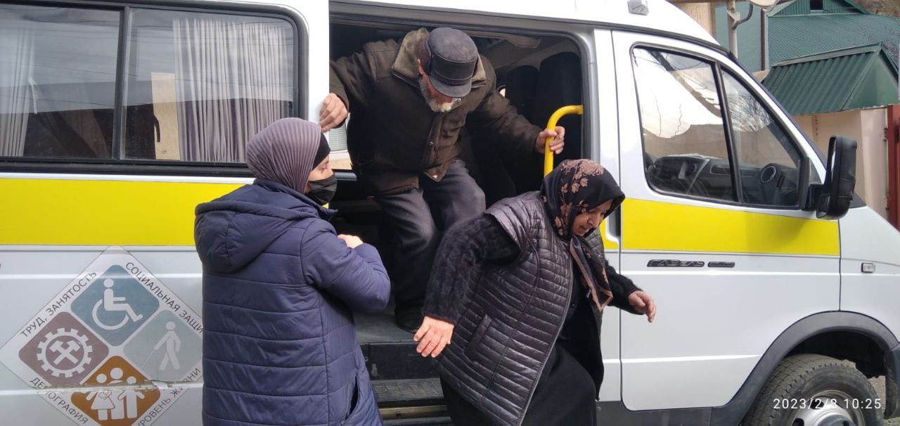 Мобильная бригада Минтруда РД в Цумадинском районе помогла своим подопечным из сел: Гигатли-Урух, Цумада-Урух, Агвали пройти необходимый медосмотр